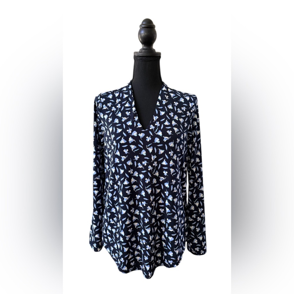 Jones New York Signature Blue and White Patterned Blouse with Rill Tan Sleeves